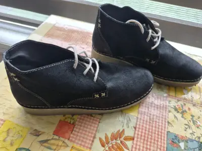 Botines de gamuza negros con costuras decorativas - miniatura 2