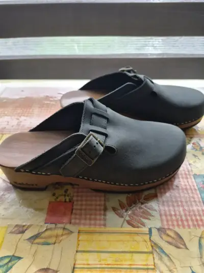 Zuecos de cuero negro con hebilla Kebba - miniatura 1