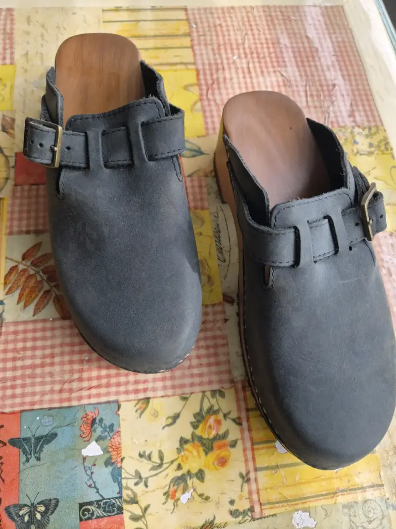 Zuecos de cuero negro con hebilla Kebba - 2