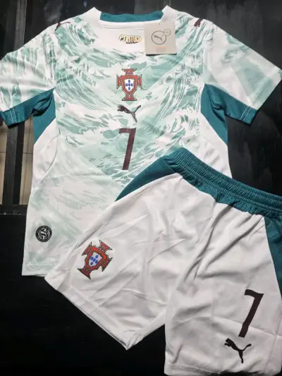 Conjunto de fútbol niño Portugal Puma Ronaldo - miniatura 1
