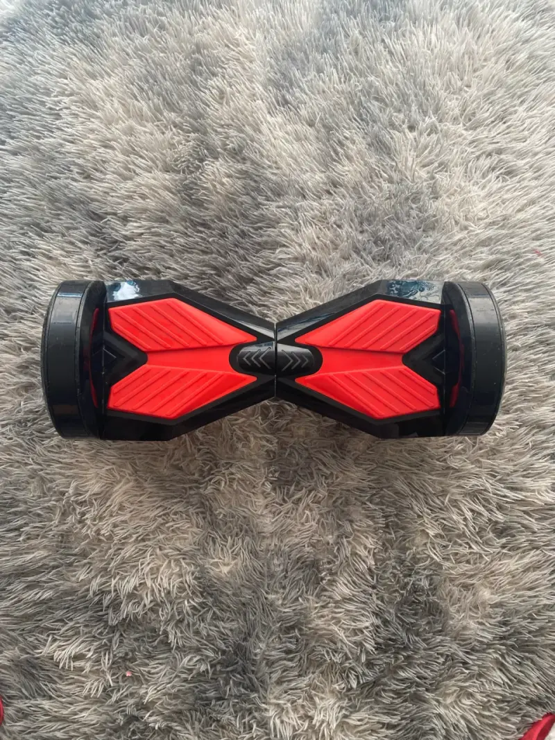 Hoverboard eléctrico rojo y negro en buen estado - 1