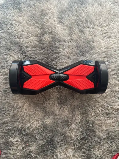 Hoverboard eléctrico rojo y negro en buen estado - miniatura 1