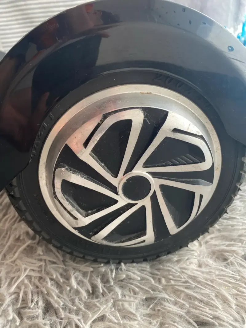 Hoverboard eléctrico rojo y negro en buen estado - 4