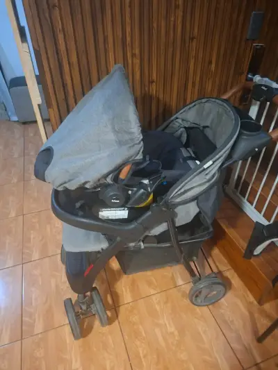 Coche de bebé gris con accesorios - miniatura 1