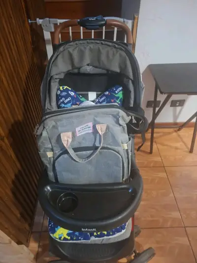 Coche de bebé gris con accesorios - miniatura 2