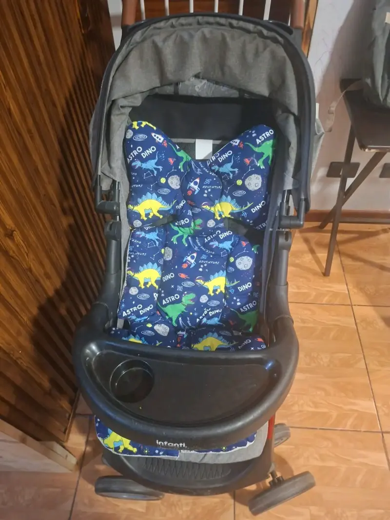 Coche de bebé gris con accesorios - 4