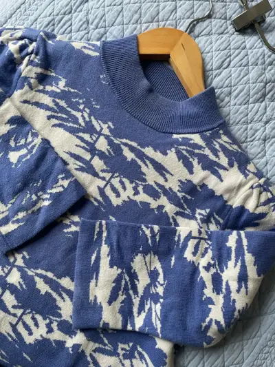 Suéter de lana azul con diseño abstracto - miniatura 1