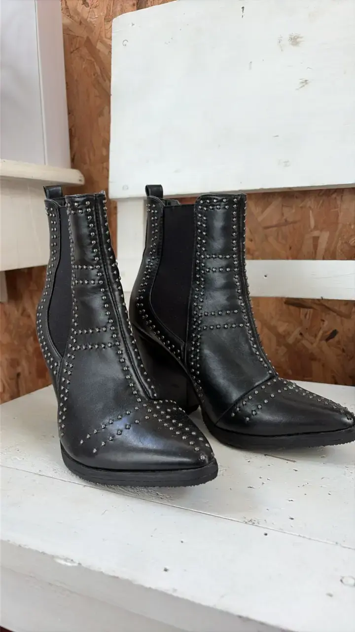 Botines de cuero negro con tachas para mujer - 1