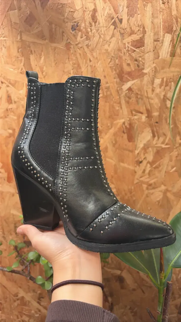 Botines de cuero negro con tachas para mujer - 2
