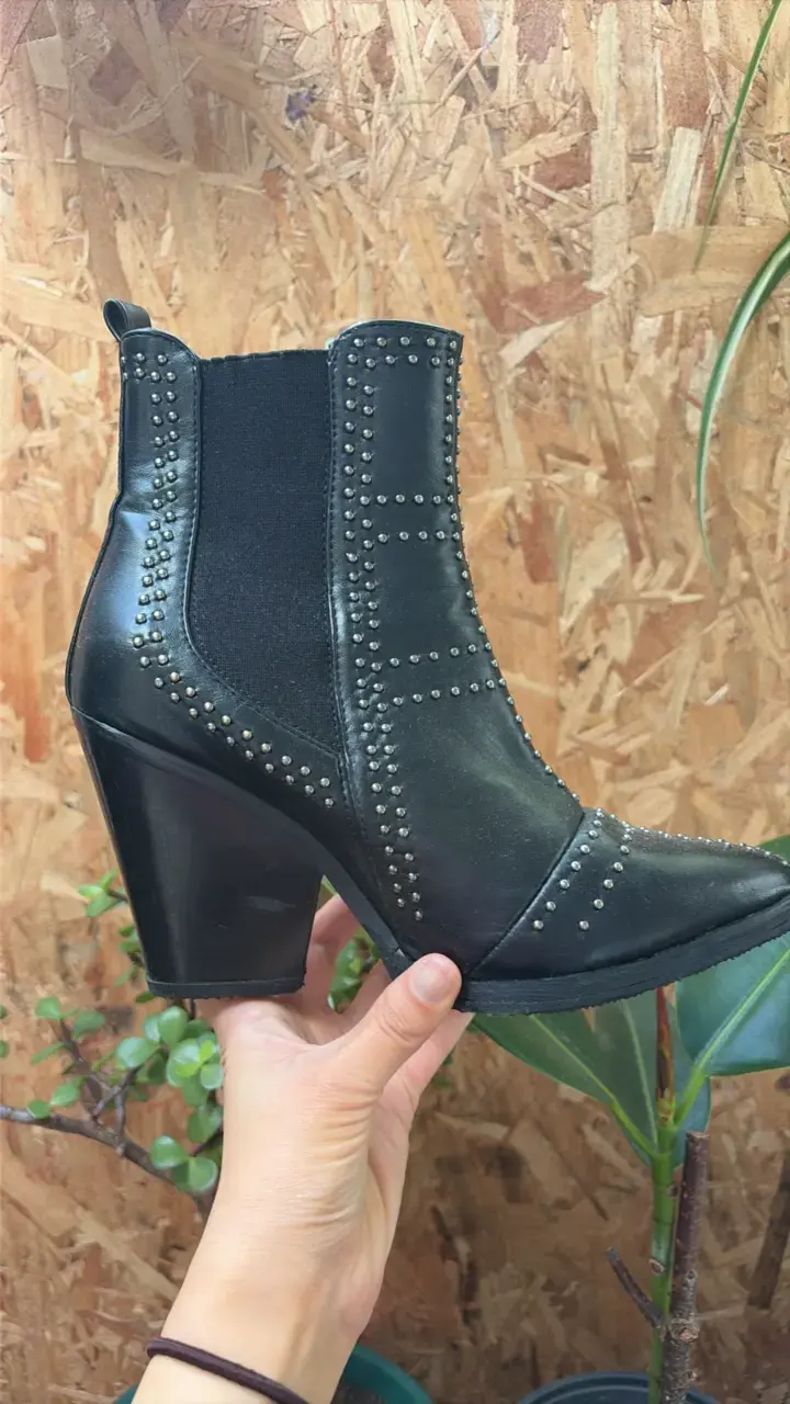 Botines de cuero negro con tachas para mujer - 3