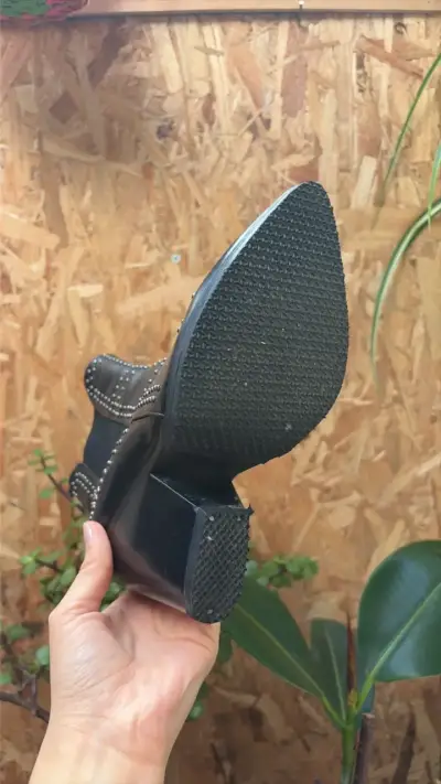 Botines de cuero negro con tachas para mujer - miniatura 4