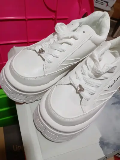 Zapatillas blancas de plataforma con detalle de corazón - miniatura 1
