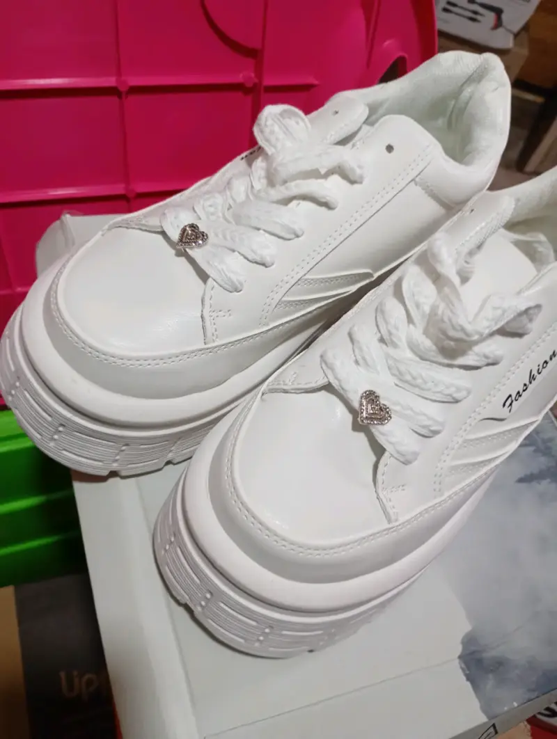 Zapatillas blancas de plataforma con detalle de corazón - 2
