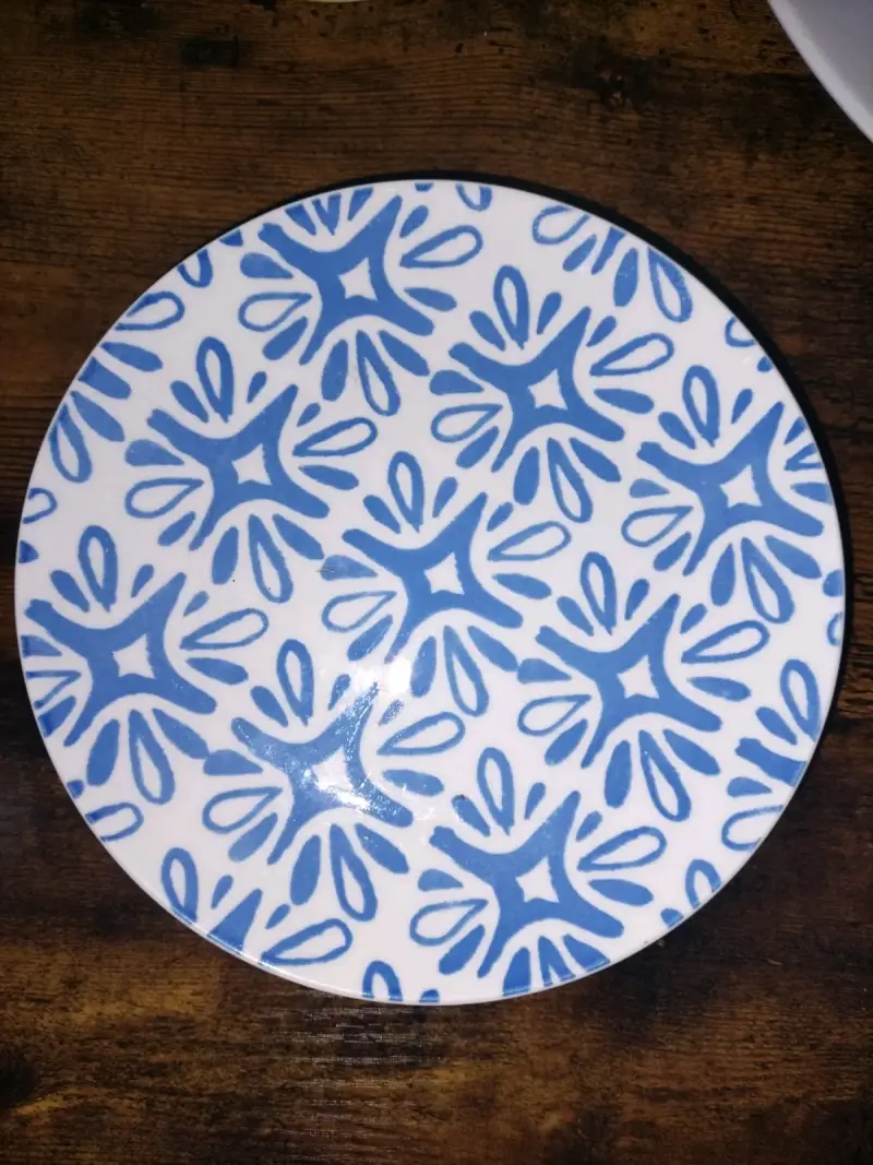 Plato decorativo de cerámica con diseño azul