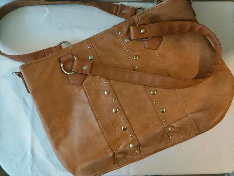 Cartera de cuero sintético marrón con tachas
