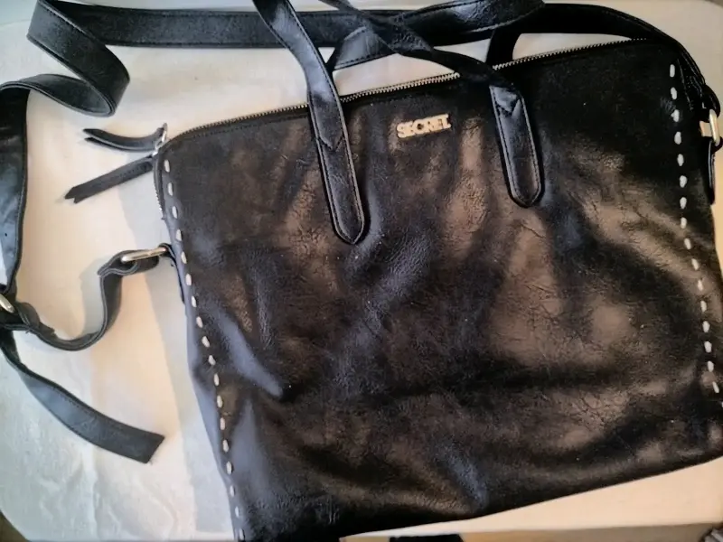 Cartera negra de cuero Secret con correa ajustable