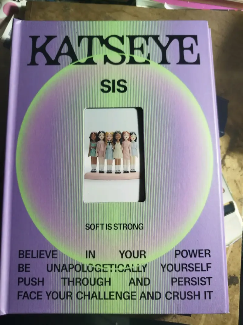 Álbum Soft is Strong (SIS) de KATSEYE
