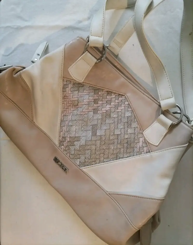 Cartera de cuero beige con diseño tejido