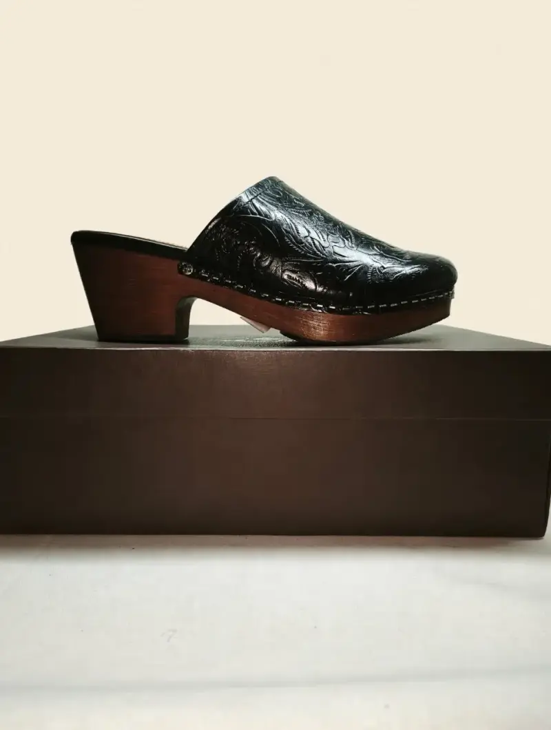 Zuecos de cuero negro con tacón de madera - 1