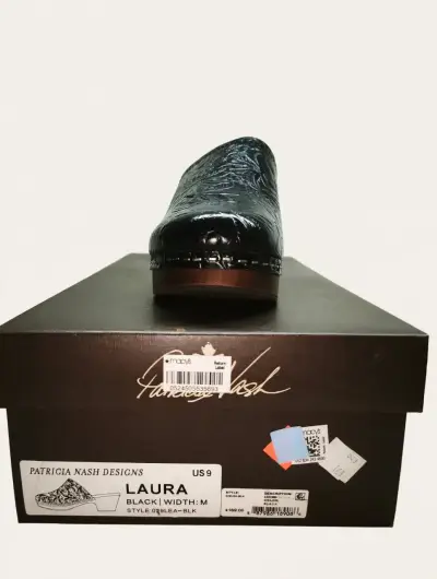 Zuecos de cuero negro con tacón de madera - miniatura 4