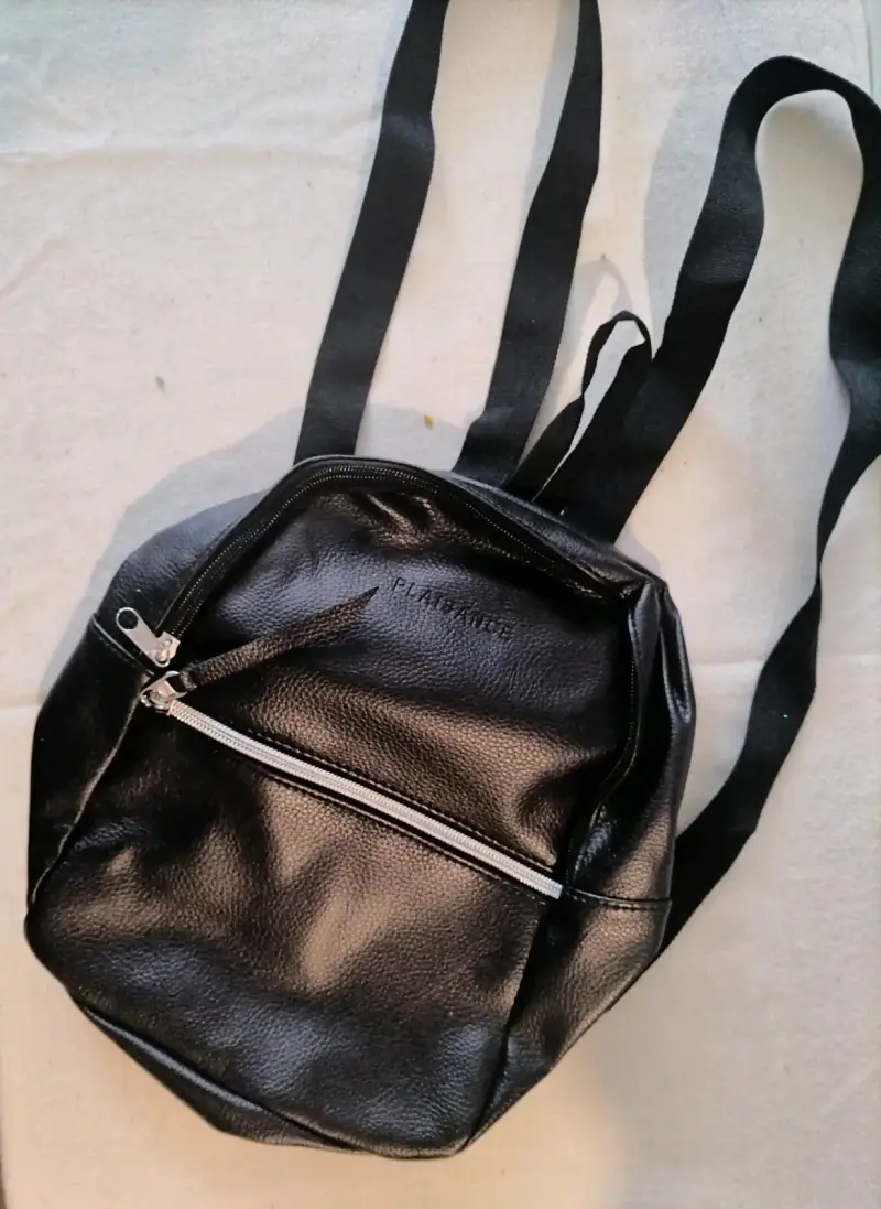 Mochila negra de cuero sintético con cierre