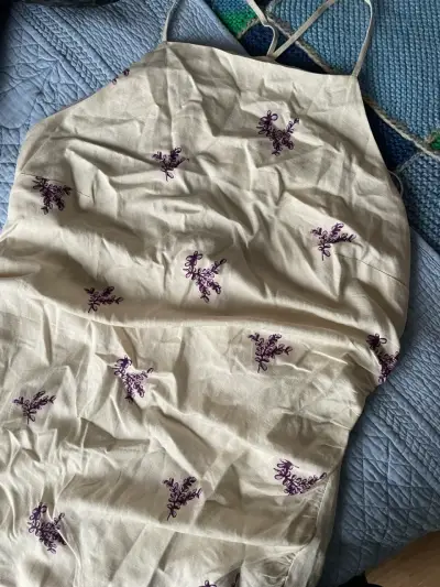 Vestido de tirantes con bordado floral - miniatura 3
