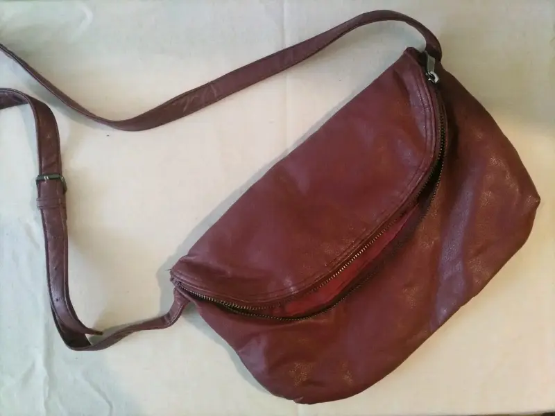 Cartera de cuero marrón con correa ajustable