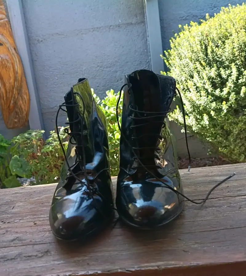 Botines de charol negro con tacón alto - 1