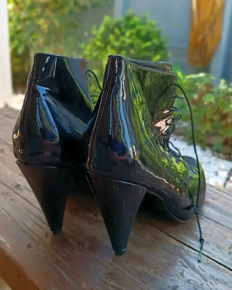 Botines de charol negro con tacón alto - 3