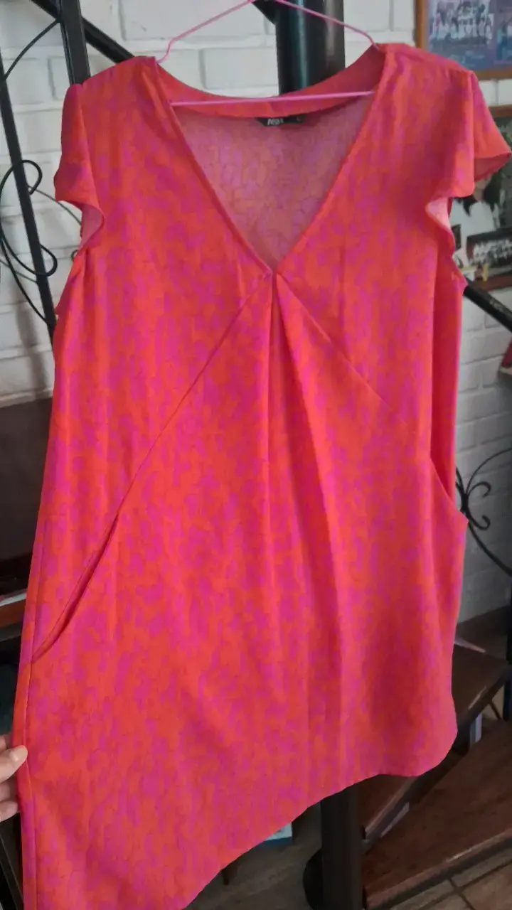 Vestido corto rojo con diseño moderno - 1