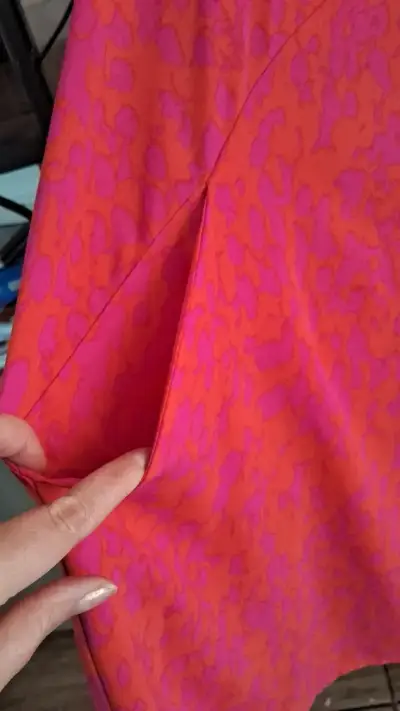 Vestido corto rojo con diseño moderno - miniatura 2