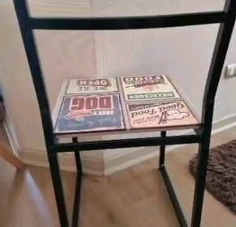 Silla alta con diseño retro en asiento - 1