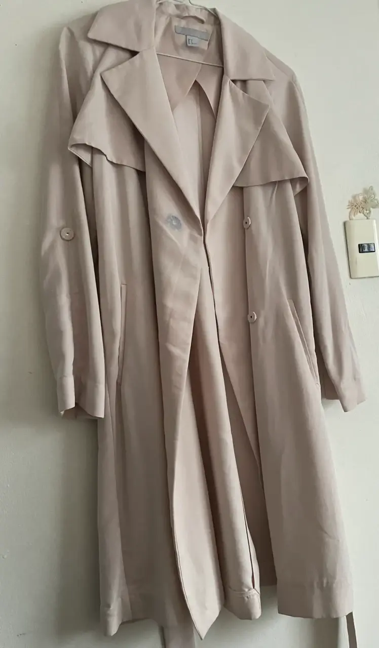 Abrigo beige H&M con detalle en solapa - 1