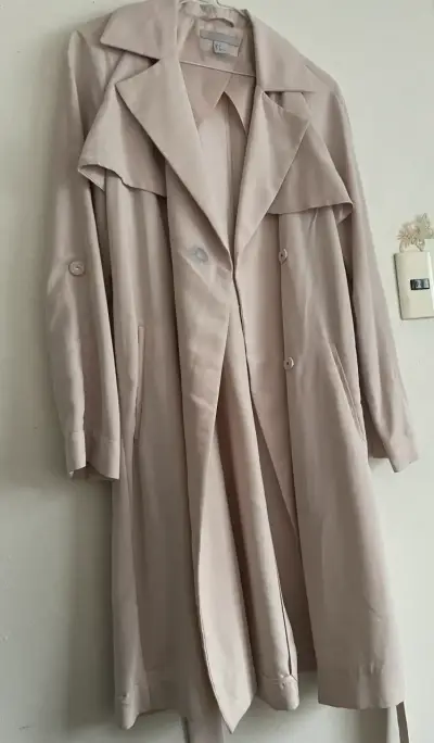 Abrigo beige H&M con detalle en solapa - miniatura 1