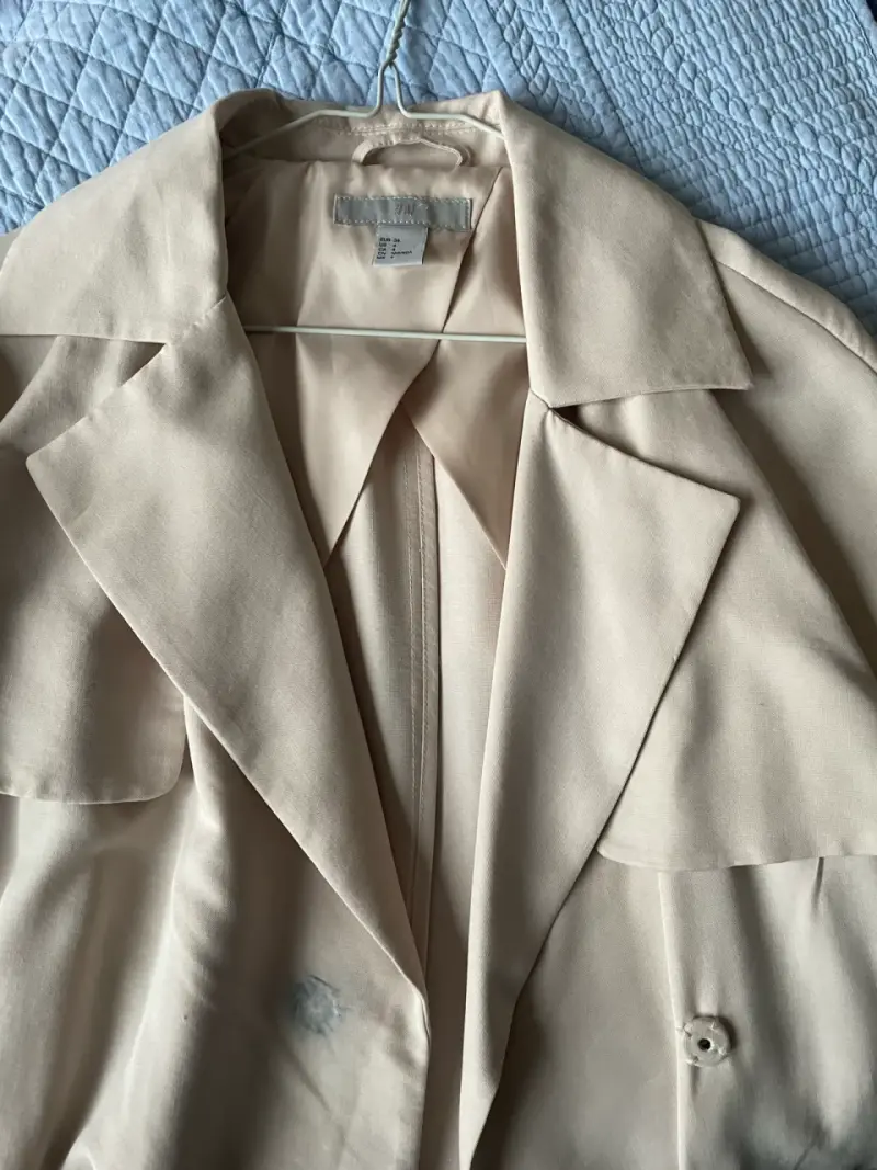 Abrigo beige H&M con detalle en solapa - 2