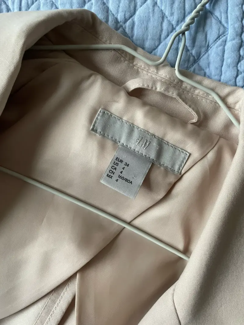 Abrigo beige H&M con detalle en solapa - 3