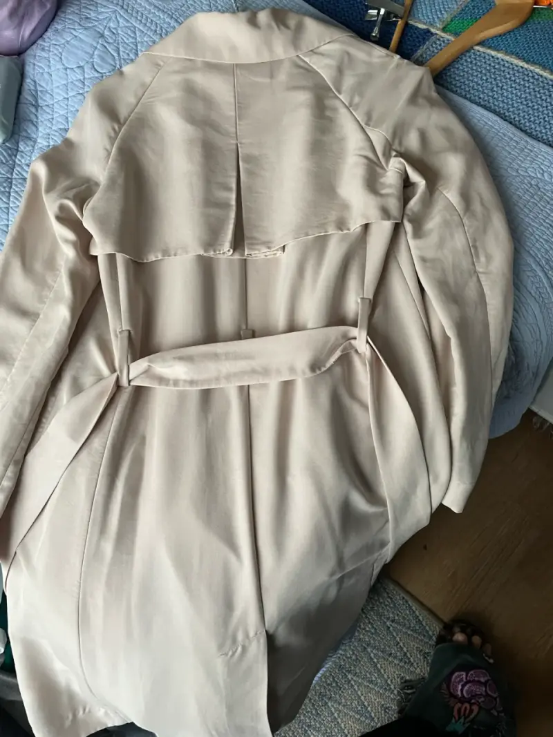Abrigo beige H&M con detalle en solapa - 5