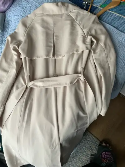 Abrigo beige H&M con detalle en solapa - miniatura 5