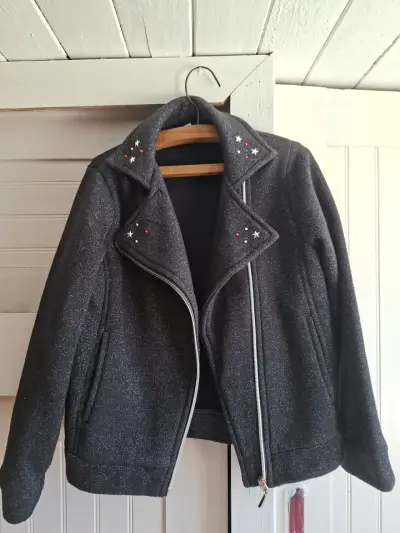 Chaqueta negra para niña con cierre y detalles de estrellas - miniatura 2