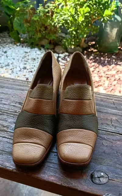 Zapatos de cuero bicolor con tacón bajo - miniatura 1