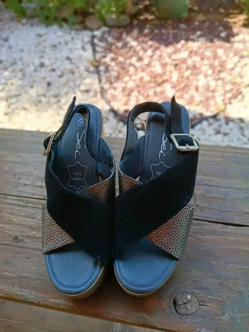 Sandalias de plataforma negras con hebilla - 1