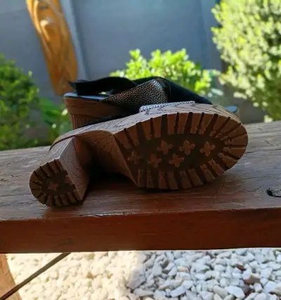 Sandalias de plataforma negras con hebilla - miniatura 3