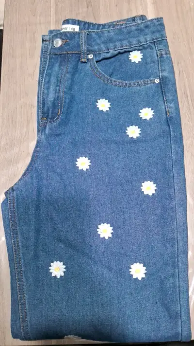 Jeans de mujer con flores bordadas talla 40 - miniatura 1