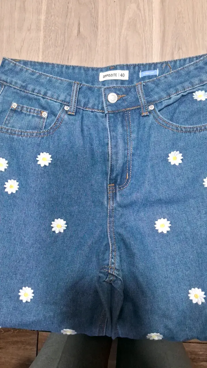 Jeans de mujer con flores bordadas talla 40 - 3