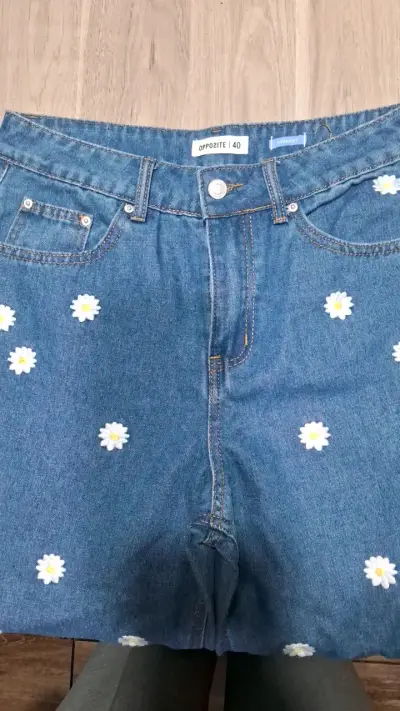 Jeans de mujer con flores bordadas talla 40 - miniatura 3