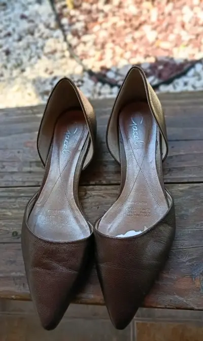 Zapatos de cuero marrón con tacón bajo para mujer - miniatura 1