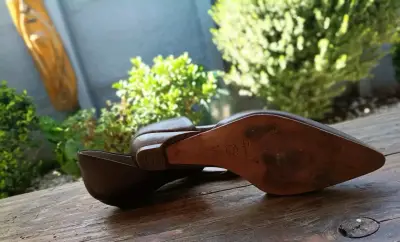 Zapatos de cuero marrón con tacón bajo para mujer - miniatura 2