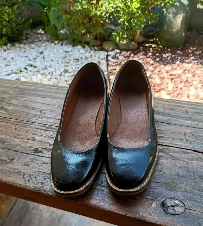 Zapatos de cuero negro para mujer con tacón bajo - miniatura 1