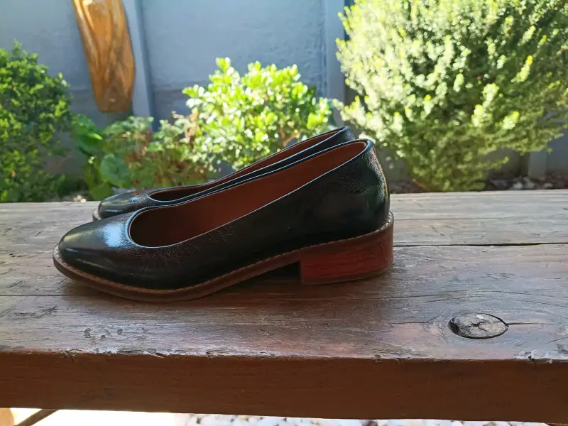 Zapatos de cuero negro para mujer con tacón bajo - 2
