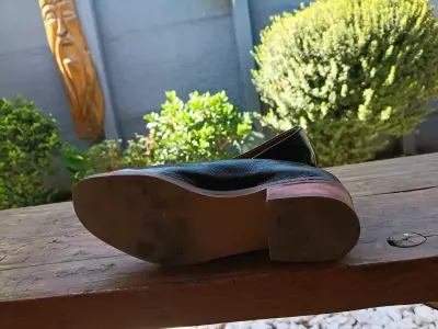 Zapatos de cuero negro para mujer con tacón bajo - miniatura 3